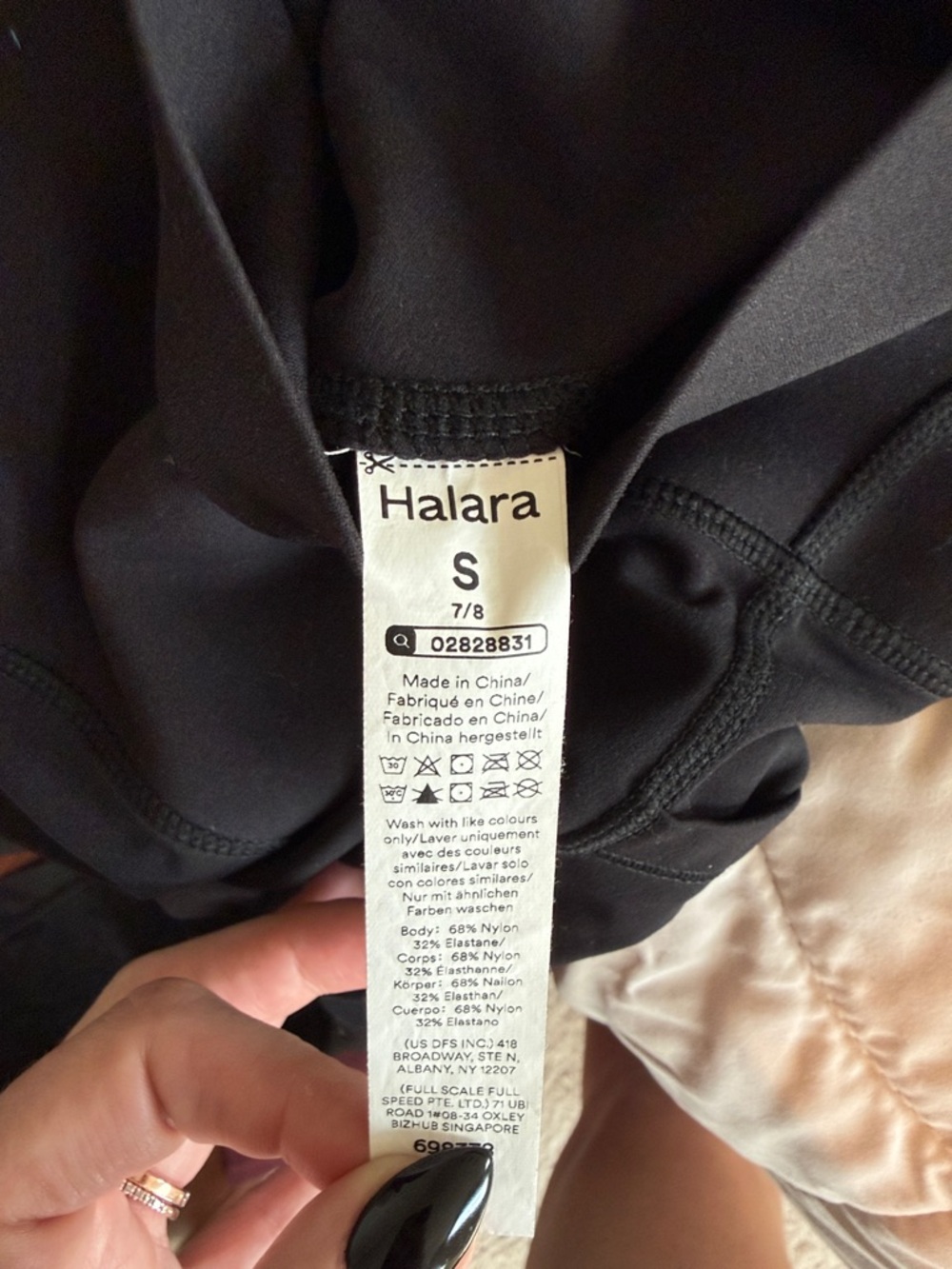 HALARA Black High-Waist Leggings with Side Pockets - Picture 5 of 5